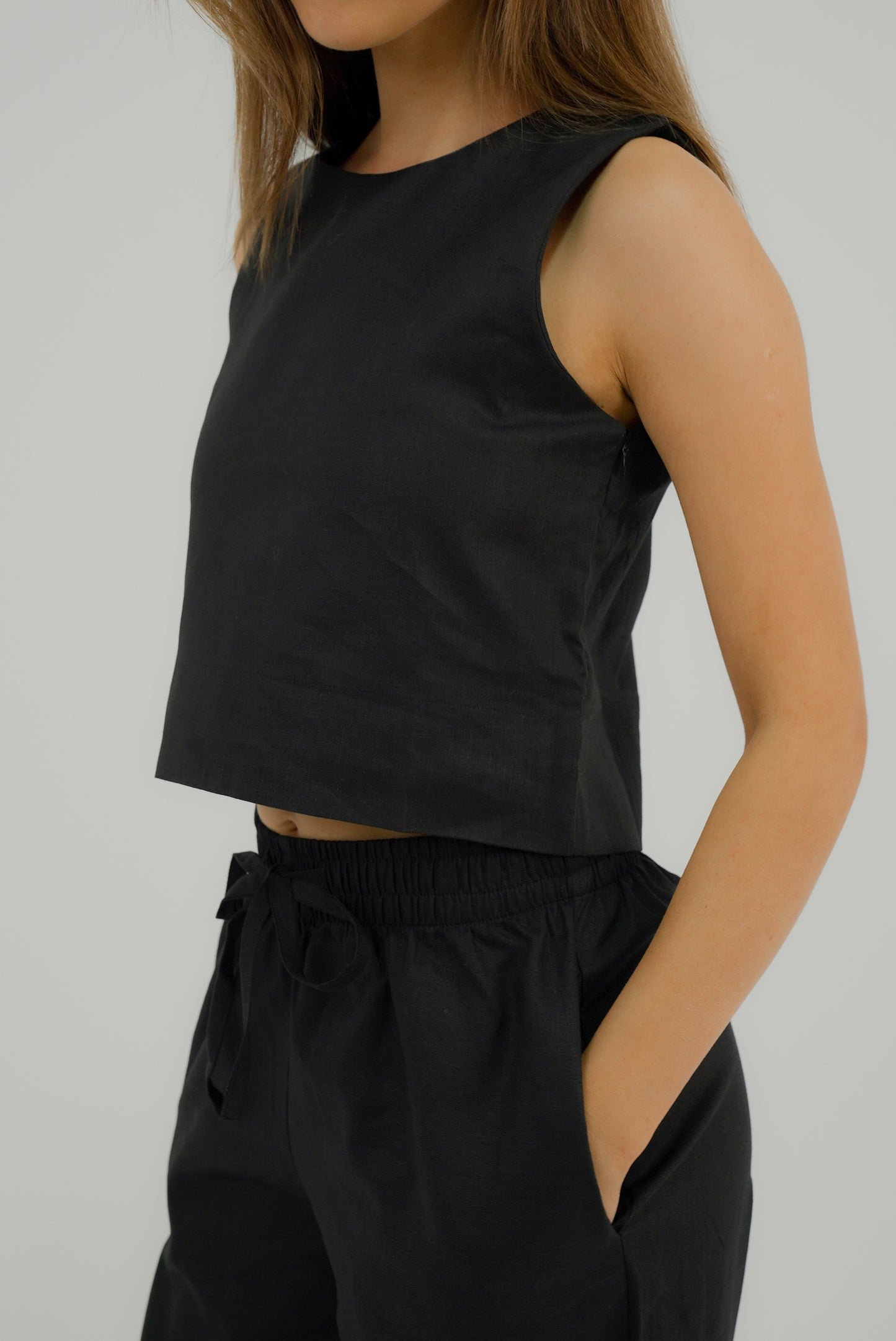 Sleeveless Linen Cropped Top - Black